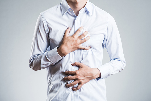 胸をおさえる男性